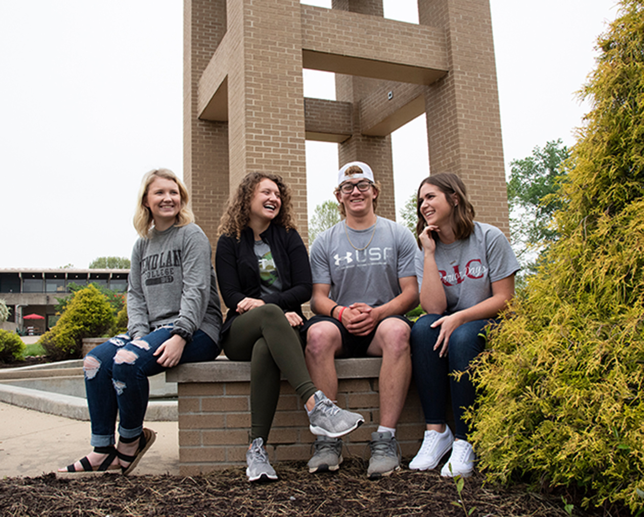 students-outside-sitting-alternating-content-module-630x506@2x
